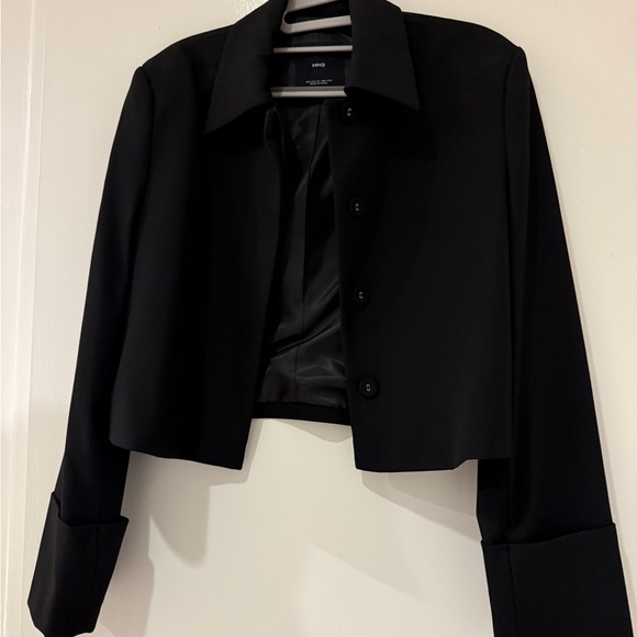 BRAND NEW NEVER WORN w/o tags Mango Black Tailored Cropped Blazer - Picture 2 of 4